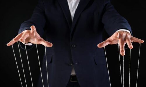 Manipulacja w relacjach i pracy – Jak się przed nią chronić?